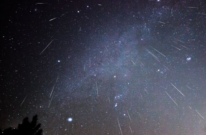 Erfahren Sie, wann genau die Perseiden-Sternschnuppennacht im August stattfindet, was den Meteorschauer verursacht und die wichtigsten Tipps für die Nacht.