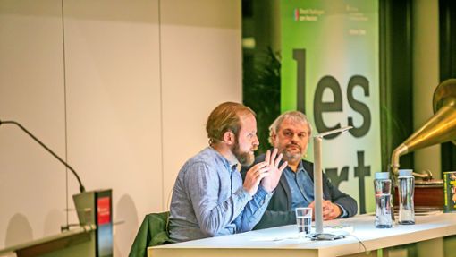 Demian Lienhard (links) und der Redakteur  Alexander Maier diskutieren über die Kultur im Nationalsozialismus. Foto: Roberto Bulgrin