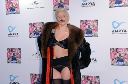 Lady Gaga tanzt halb nackt und mit Schnurrbart im Szeneclub Berghain - das ist sogar im abgeklärten Berlin der Rede wert. Foto: dpa