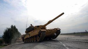 Türkische Kampfpanzer vom in Deutschland produzierten Typ Leopard 2A4 rollen im März 2018 in Richtung des nordsyrischen Afrin. Foto: dpa