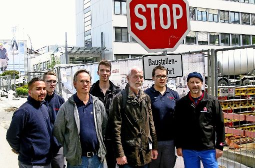 Gewerkschafter bei Bosch zeigen dem Stellenabbau ein Stopp-Signal. Foto: Götz Schultheiss