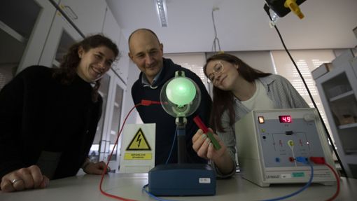 Wie bringt man Schülern Quantenphysik bei? Referendarinnen und Referendare probieren den Versuch zur Elektronenbeugung aus. Foto: Lichtgut/Leif Piechowski
