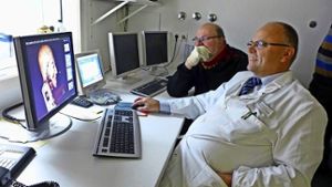 Der Computertomograf verrät Professor Bernd Tomandl (vorne) und Restaurator Hermann Petersohn: ihr Patient hat Nägel im Kopf. Foto: Stadt Göppingen