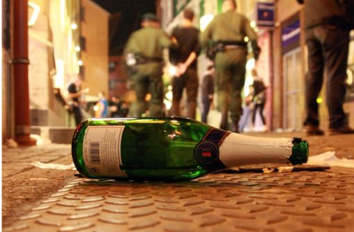 In Wiesbaden darf nach Mitternacht kein Alkohol mehr ausgeschenkt werden (Symbolbild). Foto: dpa/Patrick Seeger