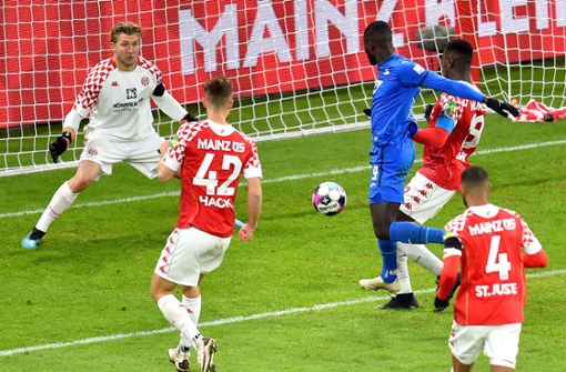 Hoffenheim Ihlas Bebou (blau) erzielt den Treffer zum 1:1-Endstand. Foto: dpa/Torsten Silz