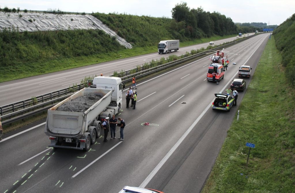 Ein Mann wird auf der Autobahn 8 bei Kirchheim von einem Lkw erfasst.
