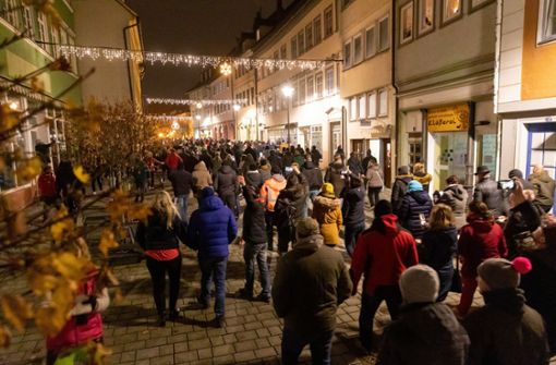 Rund 400 Menschen haben gegen den Lockdown in Hildburghausen protestiert. Foto: dpa/Steffen Ittig