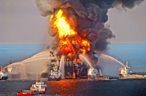 Löschboote bekämpften im April 2010 das Feuer auf der brennenden Ölplattform Deepwater Horizon im Golf von Mexiko. Foto: imago/Zuma Press