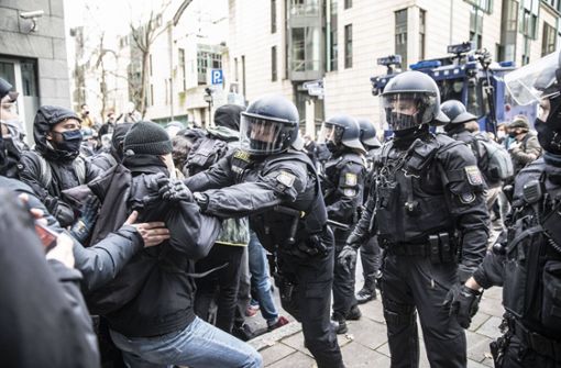 Rangelei mit Polizisten auf einer Querdenkendemonstration in Frankfurt im November 2020. Foto: imago images/Michael Schick