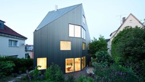 Die Architekten Matias Stumpfl und Sebastian Wockenfuß  haben  auf einem engen Grundstück am Steilhang in Stuttgart ein Zuhause für zwei Familien entworfen. Foto: Boris Miklautsch