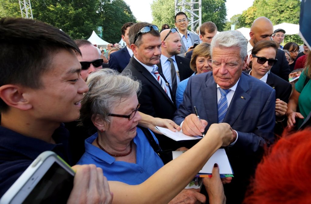Ein Bundespräsident zum Anfassen: Joachim Gauck beim Bürgerfest. Foto: dpa