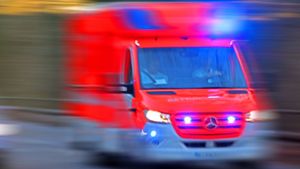 Rettungskräfte brachten einen verletzen Radler in eine Klinik (Symbolbild). Foto: IMAGO/Gottfried Czepluch/IMAGO/Gottfried Czepluch