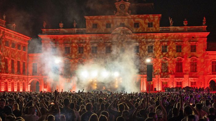 5000 Technofans feiern im Schloss
