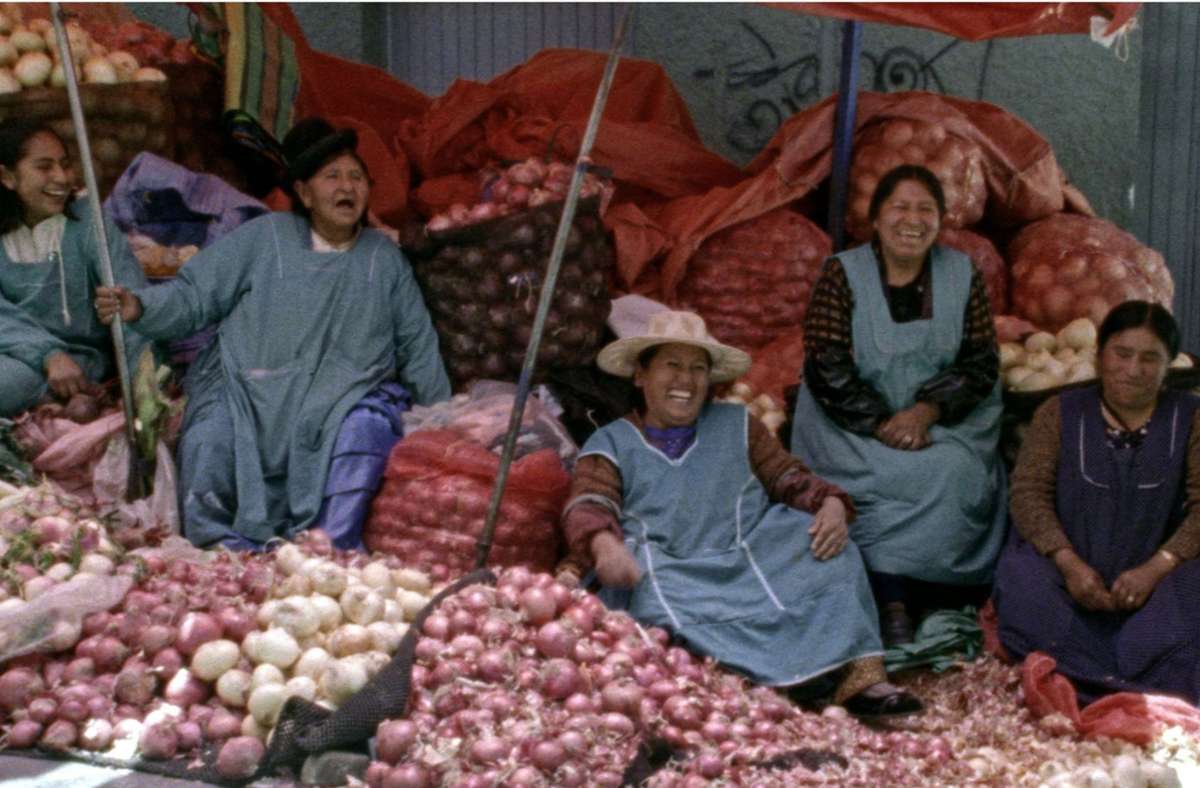 Die bolivianischen Marktfrauen geben den Ton an. Der ehemalige Minenarbeiter Elder arbeitet für sie. Szene  aus dem Film „El gran movimiento“ Foto: Cinelatino/Cinelatino