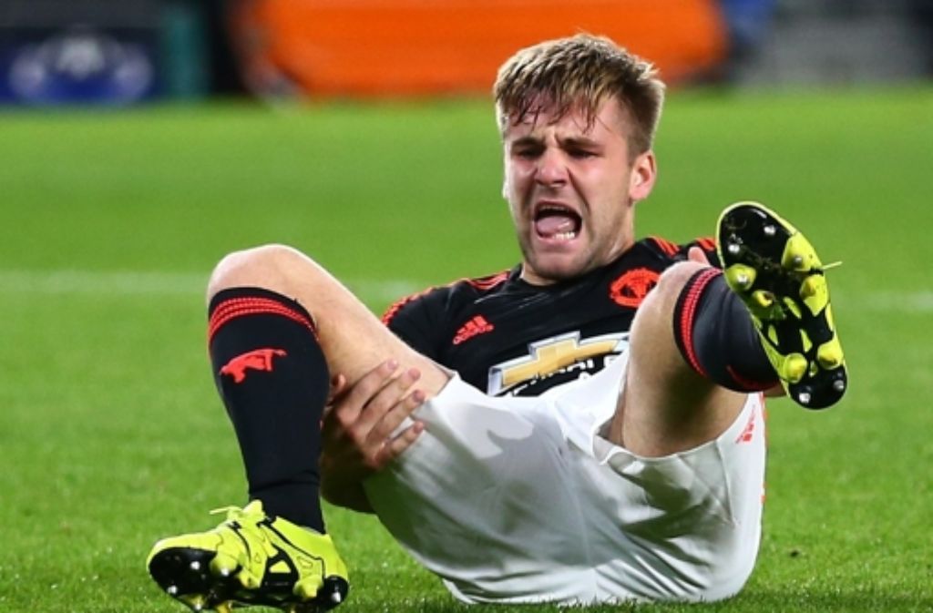 Der englische Fußball-Profi Luke Shaw hat sich bei der 1:2-Niederlage  von Manchester United in der Champions-League-Partie gegen Eindhoven schwer verletzt. Foto: AP