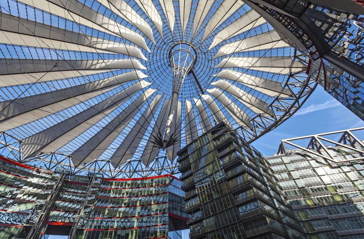 Wahrzeichen: Die Zeltkuppel vom Sony-Center in Berlin ist eine Gemeinschaftsleistung von  Helmut Jahn und dem  Stuttgarter Ingenieur Werner Sobek.