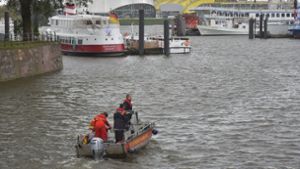 Einsatzkräfte der Feuerwehr suchen in Hamburg nach einem Kameramann. Foto: dpa