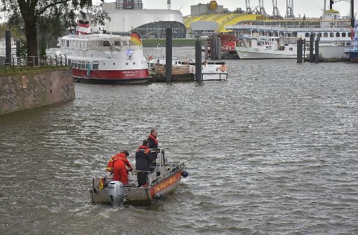 Einsatzkräfte der Feuerwehr suchen in Hamburg nach einem Kameramann. Foto: dpa