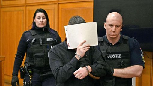 Der Angeklagte verdeckt sein Gesicht mit einem Notizblock. Foto: Archiv/Werner Kuhnle