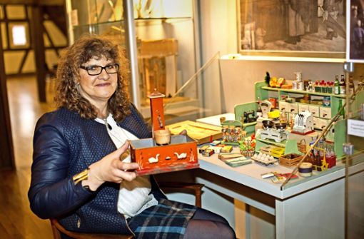 Das Filigrane begeistert die Sammlerin Jeanette Zenko an den Spielsachen ebenso wie die Geschichten, die hinter den Exponaten stecken. Foto: Ines Rudel