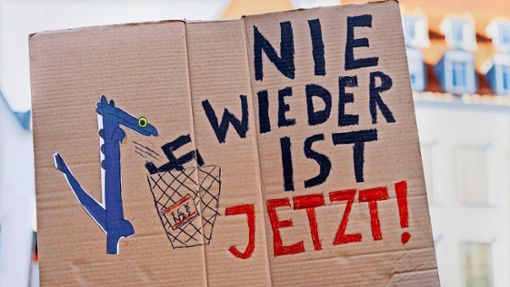 Ein Schild bei einer Demo gegen Rechtsextremismus in Augsburg. Am Wochenende soll auch in Filderstadt demonstriert werden. Foto: imago//Michael Bihlmayer