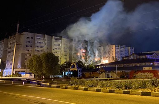 Das achtstöckige Wohnhaus  brannte nach dem Absturz. Foto: IMAGO/SNA/RIA Novosti