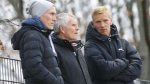 VfB-Präsident Wolfgang Dietrich (Mitte) mit Jan Schindelmeiser (re.) und Hannes Wolf. Foto: Baumann