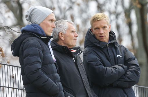 VfB-Präsident Wolfgang Dietrich (Mitte) mit Jan Schindelmeiser (re.) und Hannes Wolf. Foto: Baumann