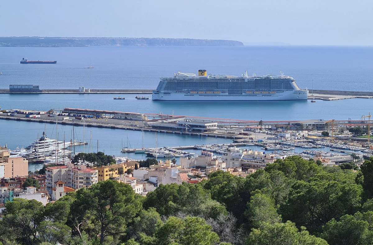 Kreuzfahrten – hier die Costa Smeralda im Hafen von Palma de Mallorca – liegen wieder im Trend. Foto: imago//Augst