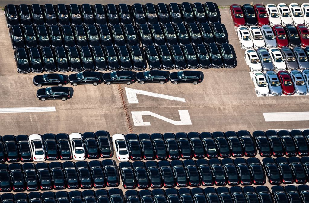 Auf dem Flugplatz Ahlhorn warten derzeit Tausende Neuwagen von Mercedes-Benz auf ihre Auslieferung. Foto: dpa