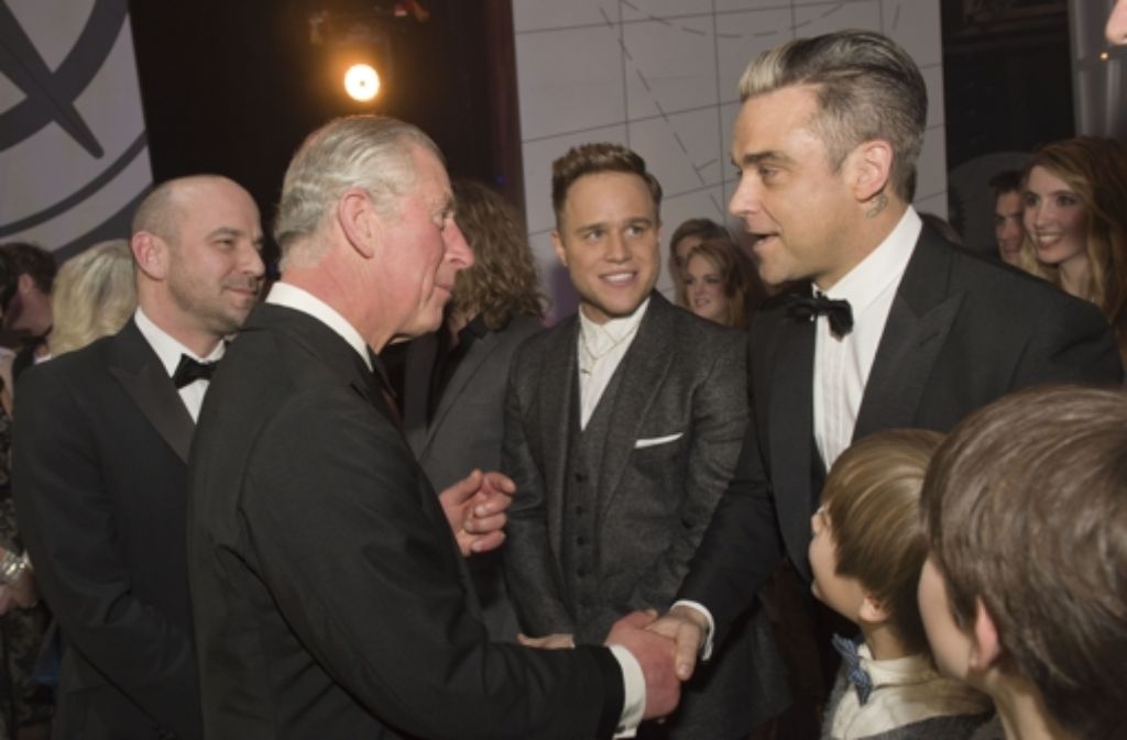 Prinz Charles plaudert bei der Royal Variety Show mit Robbie Williams (rechts) und Olly Murs.