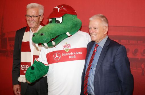 Auch Ministerpräsident Winfried Kretschmann (links) und Stuttgarts Bürgermeister Fritz Kuhn gratulierten dem VfB. Foto: Pressefoto Baumann