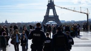 Polizisten patrouillieren auf dem Trocadero-Platz unweit des Eiffelturms. Foto: Michel Euler/AP