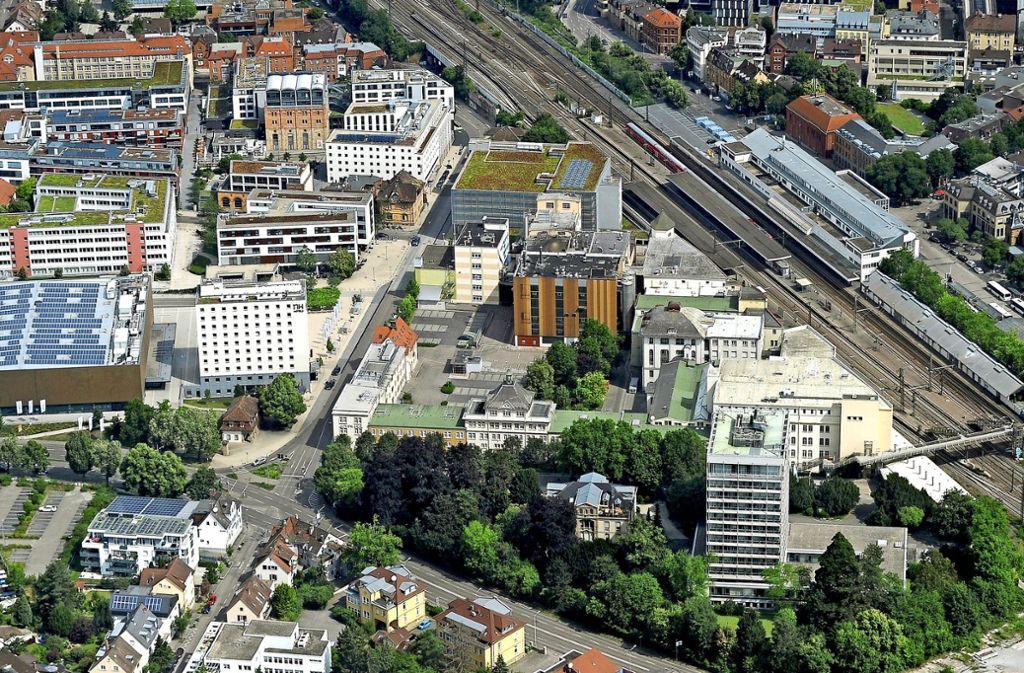 Das Nestlé-Areal am Bahnhof: der Francksteg (rechts außen) bleibt vorerst die einzige Möglichkeit, die Gleise im Süden des Ludwigsburger Bahnhofs zu überqueren. Foto: Werner Kuhnle