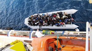 Die Aufnahme vom Februar  zeigt ein Flüchtlingsboot neben dem Frachtschiff „OOC Cougar“ Foto: dpa