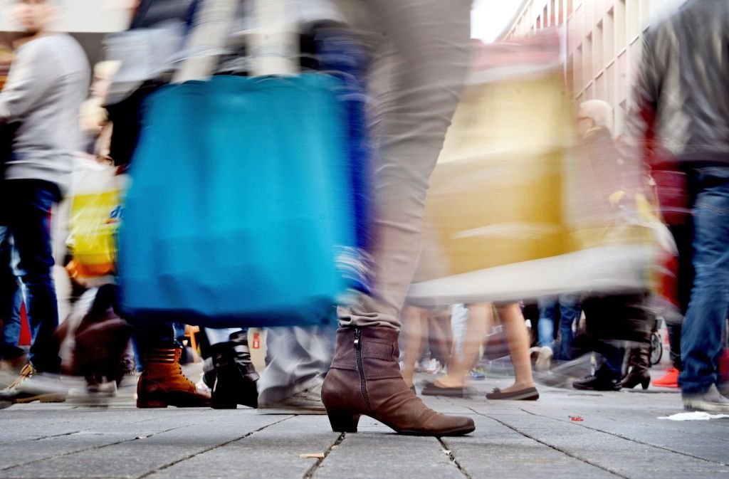 Mit vollen Einkaufstaschen an Sonntagen durch die City streben – dies soll der Rechtsprechung nach die absolute Ausnahme bleiben. Foto: dpa
