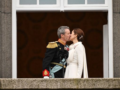 König Frederik X. und Königin Mary besiegeln den Thronwechsel mit einem Kuss. Foto: JONATHAN NACKSTRAND/AFP via Getty Images