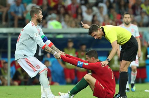 Sergio Ramos hilft dem Portugiesen und Mannschaftskollegen bei Real Madrid, Cristiano Ronaldo, nach einem Foul wieder auf. Foto: xinhua