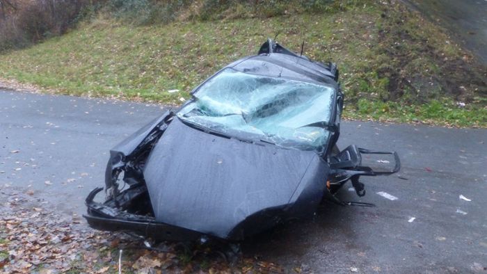 Auto stürzt zehn Meter in die Tiefe – Fahrer überlebt