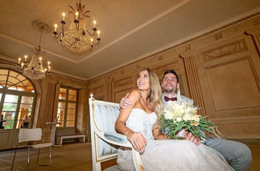 Brautpaar: pittoresk. Ambiente: auch. Die Frischvermählten im Schloss Favorite. Foto: factum/Simon Granville