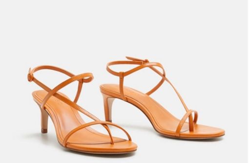 „Barely-There-Sandalen“ heißen die offenen Schuhe, die besonders filigran ausfallen und die in dieser Saison die Füße trendbewusster Frauen schmücken sollen. Foto: Mango