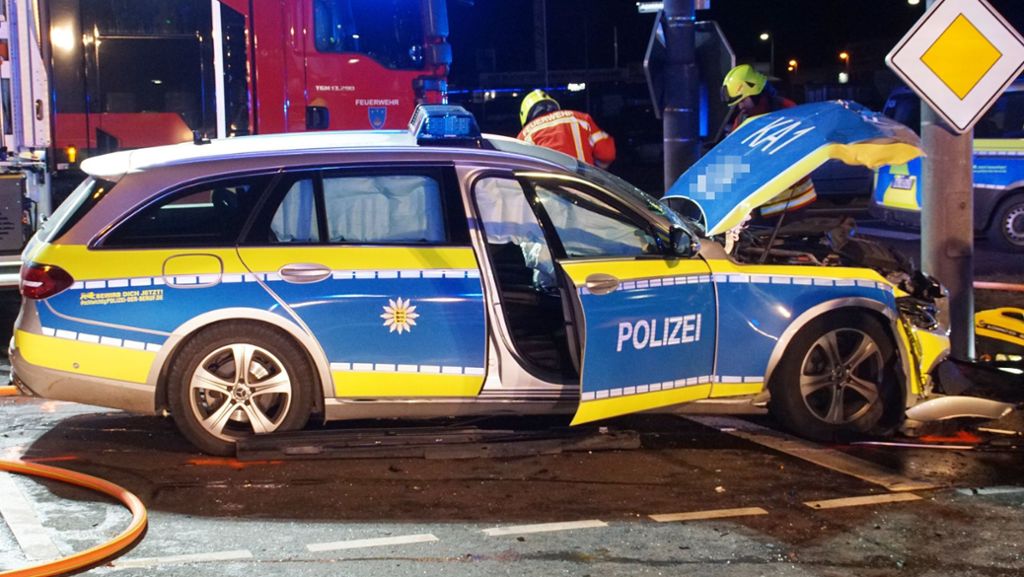 Schwerer Unfall im Enzkreis: Streifenwagen fährt bei Rot - Unfall fordert  drei Verletzte - Baden-Württemberg
