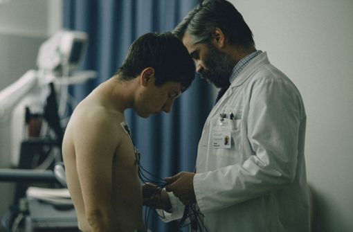 Barry Keoghan (links) spielt den jungen Martin, der den Herzchirurgen und Steven (Colin Farrell) erpresst Foto: Verleih