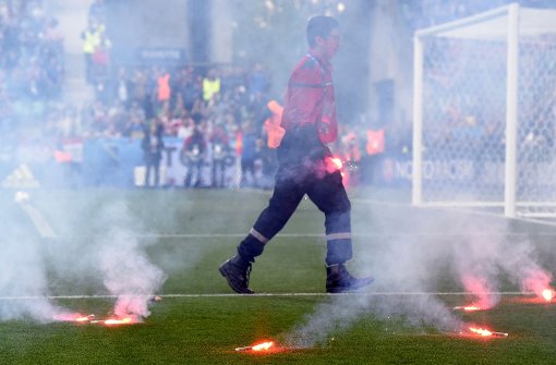 Das Spiel musste unterbrochen werden, weil Fans Feuerwerkskörper auf das Spielfeld geworfen hatten. Foto: AFP
