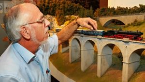 Ein Mann, eine Zugmaschine – Hans-Peter Klein ist Vorsitzender des Clubs Modellbahn 65. Die Arbeiten an den Miniaturen enden nie. Foto: Günter Bergmann