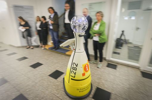 Gelber Bauch, blau blinkender Kopf: Der Service-Roboter L2B2 soll im Bürgeramt der Stadt aushelfen. Foto: factum/Granville