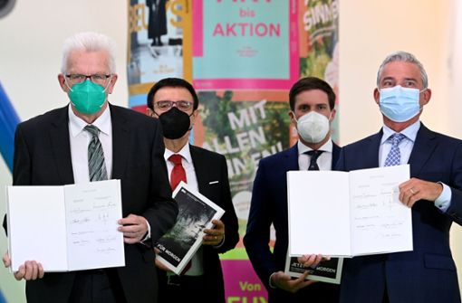 Der grün-schwarze Koalitionsvertrag steckt voller guter Vorsätze – hier mit Winfried Kretschmann, Wolfgang Reinhart, Manuel Hagel und Thomas Strobl (von links) im Mai 2021. Foto: dpa/Bernd Weissbrod