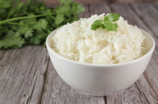 In diesem Artikel zeigen wir Ihnen, wie Sie Reis in der Mikrowelle kochen können. (Anleitung in 4 einfachen Schritten)