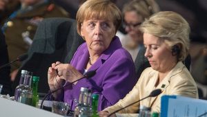 Die Bundesregierung um Kanzlerin Angela Merkel (links) und Ursula von der Leyen denkt offenbar an ein IS-Verbot in Deutschland.  Foto: dpa