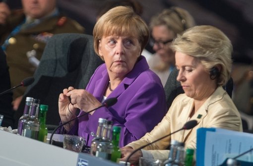 Die Bundesregierung um Kanzlerin Angela Merkel (links) und Ursula von der Leyen denkt offenbar an ein IS-Verbot in Deutschland.  Foto: dpa